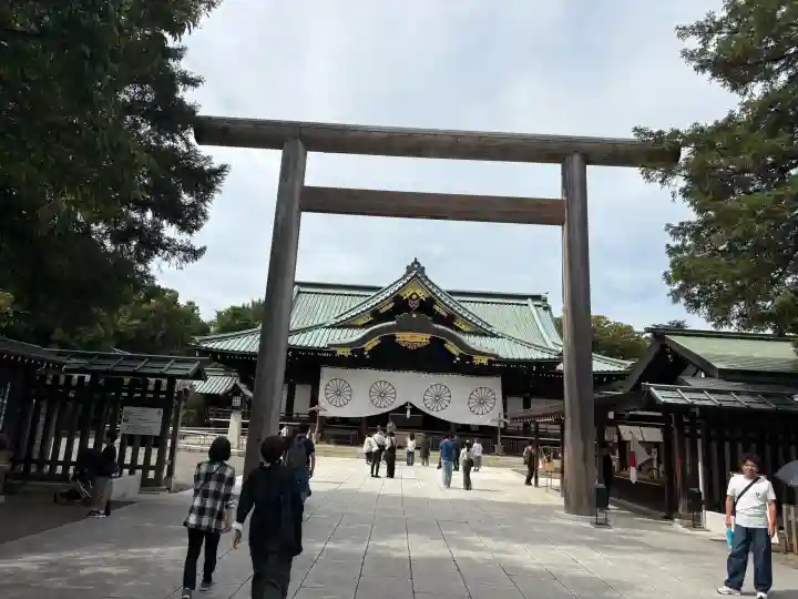 靖國神社の{uncategorized: "未分類", other: "その他", undefined: "問題あり", building: "その他建物", grave: "お墓", sacred_gate: "鳥居", guardian: "狛犬", statue: "像", buddha: "仏像", history: "歴史", nature: "自然", garden: "庭園", animal: "動物", pagoda: "塔", temizu: "手水舎", mountain_gate: "山門・神門", sanctuary: "本殿・本堂", subordinate: "末社・摂社", art: "芸術", scenery: "景色", jizo: "地蔵", ema: "絵馬", goshuin: "御朱印", omikuji: "おみくじ", items: "授与品その他", amulet: "お守り", goshuincho: "御朱印帳", eats: "食事", festival: "お祭り", votive_dance: "神楽", shichigosan: "七五三参", wedding: "結婚式", experience: "体験その他", initially: "初詣", around: "周辺", anti_infection: "感染症対策"}