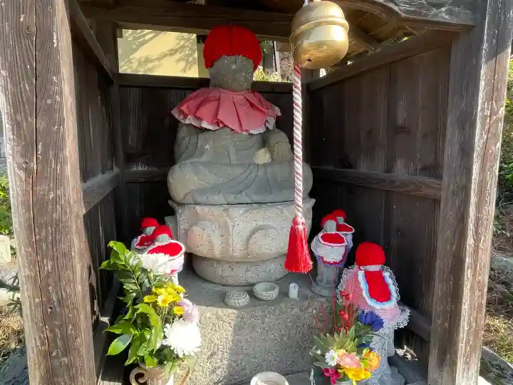 冷泉寺の{uncategorized: "未分類", other: "その他", undefined: "問題あり", building: "その他建物", grave: "お墓", sacred_gate: "鳥居", guardian: "狛犬", statue: "像", buddha: "仏像", history: "歴史", nature: "自然", garden: "庭園", animal: "動物", pagoda: "塔", temizu: "手水舎", mountain_gate: "山門・神門", sanctuary: "本殿・本堂", subordinate: "末社・摂社", art: "芸術", scenery: "景色", jizo: "地蔵", ema: "絵馬", goshuin: "御朱印", omikuji: "おみくじ", items: "授与品その他", amulet: "お守り", goshuincho: "御朱印帳", eats: "食事", festival: "お祭り", votive_dance: "神楽", shichigosan: "七五三参", wedding: "結婚式", experience: "体験その他", initially: "初詣", around: "周辺", anti_infection: "感染症対策"}