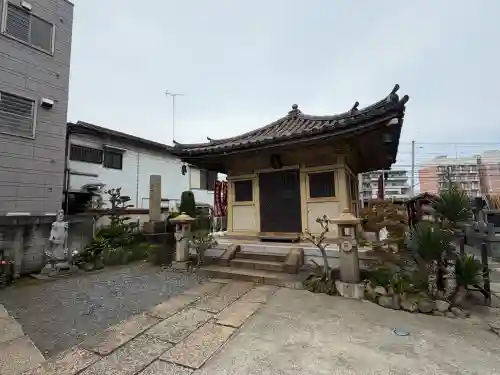 慶運寺の{uncategorized: "未分類", other: "その他", undefined: "問題あり", building: "その他建物", grave: "お墓", sacred_gate: "鳥居", guardian: "狛犬", statue: "像", buddha: "仏像", history: "歴史", nature: "自然", garden: "庭園", animal: "動物", pagoda: "塔", temizu: "手水舎", mountain_gate: "山門・神門", sanctuary: "本殿・本堂", subordinate: "末社・摂社", art: "芸術", scenery: "景色", jizo: "地蔵", ema: "絵馬", goshuin: "御朱印", omikuji: "おみくじ", items: "授与品その他", amulet: "お守り", goshuincho: "御朱印帳", eats: "食事", festival: "お祭り", votive_dance: "神楽", shichigosan: "七五三参", wedding: "結婚式", experience: "体験その他", initially: "初詣", around: "周辺", anti_infection: "感染症対策"}