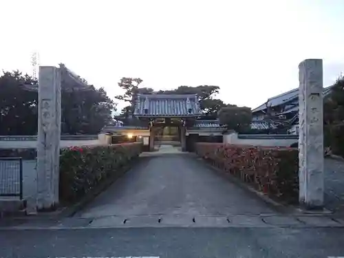 専覚寺の山門・神門