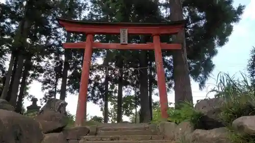 人柱供養堂の鳥居