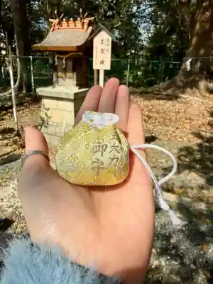 泉穴師神社の{uncategorized: "未分類", other: "その他", undefined: "問題あり", building: "その他建物", grave: "お墓", sacred_gate: "鳥居", guardian: "狛犬", statue: "像", buddha: "仏像", history: "歴史", nature: "自然", garden: "庭園", animal: "動物", pagoda: "塔", temizu: "手水舎", mountain_gate: "山門・神門", sanctuary: "本殿・本堂", subordinate: "末社・摂社", art: "芸術", scenery: "景色", jizo: "地蔵", ema: "絵馬", goshuin: "御朱印", omikuji: "おみくじ", items: "授与品その他", amulet: "お守り", goshuincho: "御朱印帳", eats: "食事", festival: "お祭り", votive_dance: "神楽", shichigosan: "七五三参", wedding: "結婚式", experience: "体験その他", initially: "初詣", around: "周辺", anti_infection: "感染症対策"}