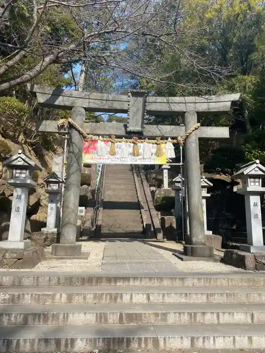 師岡熊野神社の{uncategorized: "未分類", other: "その他", undefined: "問題あり", building: "その他建物", grave: "お墓", sacred_gate: "鳥居", guardian: "狛犬", statue: "像", buddha: "仏像", history: "歴史", nature: "自然", garden: "庭園", animal: "動物", pagoda: "塔", temizu: "手水舎", mountain_gate: "山門・神門", sanctuary: "本殿・本堂", subordinate: "末社・摂社", art: "芸術", scenery: "景色", jizo: "地蔵", ema: "絵馬", goshuin: "御朱印", omikuji: "おみくじ", items: "授与品その他", amulet: "お守り", goshuincho: "御朱印帳", eats: "食事", festival: "お祭り", votive_dance: "神楽", shichigosan: "七五三参", wedding: "結婚式", experience: "体験その他", initially: "初詣", around: "周辺", anti_infection: "感染症対策"}