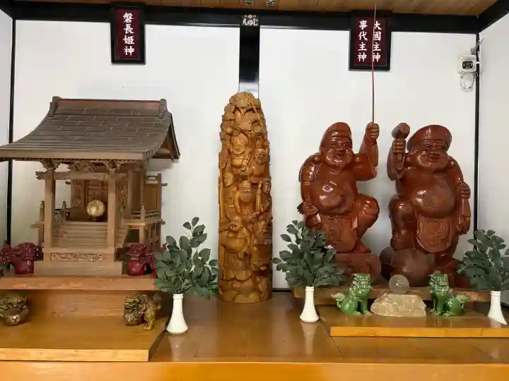 新屋山神社の{uncategorized: "未分類", other: "その他", undefined: "問題あり", building: "その他建物", grave: "お墓", sacred_gate: "鳥居", guardian: "狛犬", statue: "像", buddha: "仏像", history: "歴史", nature: "自然", garden: "庭園", animal: "動物", pagoda: "塔", temizu: "手水舎", mountain_gate: "山門・神門", sanctuary: "本殿・本堂", subordinate: "末社・摂社", art: "芸術", scenery: "景色", jizo: "地蔵", ema: "絵馬", goshuin: "御朱印", omikuji: "おみくじ", items: "授与品その他", amulet: "お守り", goshuincho: "御朱印帳", eats: "食事", festival: "お祭り", votive_dance: "神楽", shichigosan: "七五三参", wedding: "結婚式", experience: "体験その他", initially: "初詣", around: "周辺", anti_infection: "感染症対策"}
