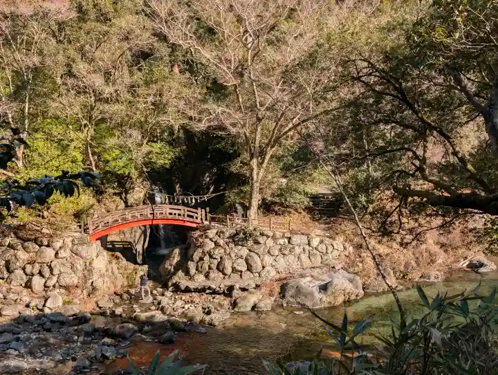 丹生川上神社(中社)の{uncategorized: "未分類", other: "その他", undefined: "問題あり", building: "その他建物", grave: "お墓", sacred_gate: "鳥居", guardian: "狛犬", statue: "像", buddha: "仏像", history: "歴史", nature: "自然", garden: "庭園", animal: "動物", pagoda: "塔", temizu: "手水舎", mountain_gate: "山門・神門", sanctuary: "本殿・本堂", subordinate: "末社・摂社", art: "芸術", scenery: "景色", jizo: "地蔵", ema: "絵馬", goshuin: "御朱印", omikuji: "おみくじ", items: "授与品その他", amulet: "お守り", goshuincho: "御朱印帳", eats: "食事", festival: "お祭り", votive_dance: "神楽", shichigosan: "七五三参", wedding: "結婚式", experience: "体験その他", initially: "初詣", around: "周辺", anti_infection: "感染症対策"}