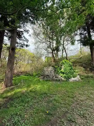 正一位石倉稲荷神社の{uncategorized: "未分類", other: "その他", undefined: "問題あり", building: "その他建物", grave: "お墓", sacred_gate: "鳥居", guardian: "狛犬", statue: "像", buddha: "仏像", history: "歴史", nature: "自然", garden: "庭園", animal: "動物", pagoda: "塔", temizu: "手水舎", mountain_gate: "山門・神門", sanctuary: "本殿・本堂", subordinate: "末社・摂社", art: "芸術", scenery: "景色", jizo: "地蔵", ema: "絵馬", goshuin: "御朱印", omikuji: "おみくじ", items: "授与品その他", amulet: "お守り", goshuincho: "御朱印帳", eats: "食事", festival: "お祭り", votive_dance: "神楽", shichigosan: "七五三参", wedding: "結婚式", experience: "体験その他", initially: "初詣", around: "周辺", anti_infection: "感染症対策"}