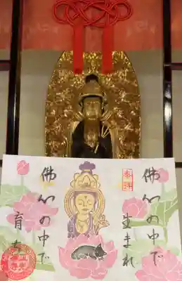 御本尊さまと蝶々は金色✨のラメで光っています。