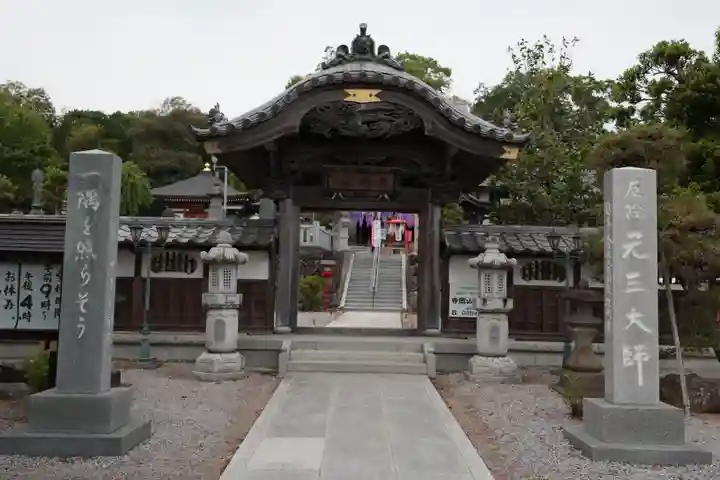 寺岡山元三大師の山門・神門