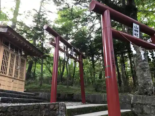 新屋山神社奥宮の鳥居