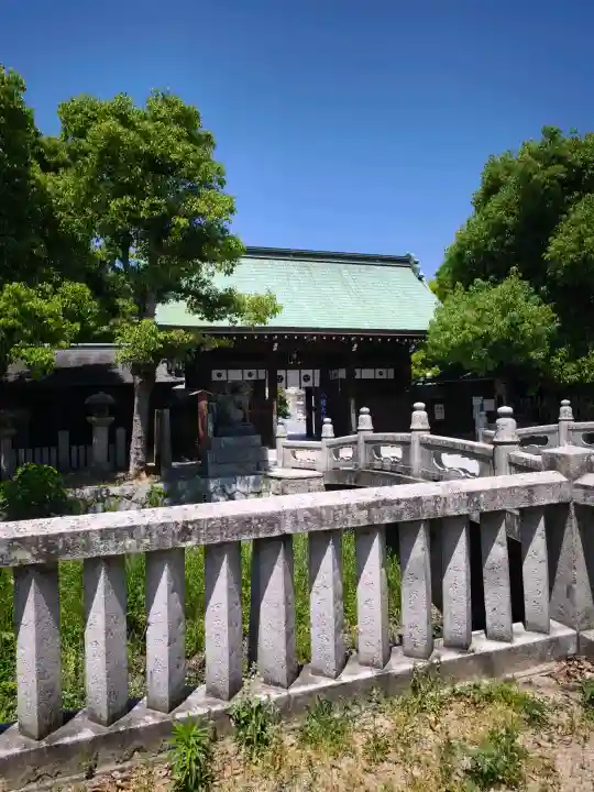 蜂穴神社(石清尾八幡宮末社)の{uncategorized: "未分類", other: "その他", undefined: "問題あり", building: "その他建物", grave: "お墓", sacred_gate: "鳥居", guardian: "狛犬", statue: "像", buddha: "仏像", history: "歴史", nature: "自然", garden: "庭園", animal: "動物", pagoda: "塔", temizu: "手水舎", mountain_gate: "山門・神門", sanctuary: "本殿・本堂", subordinate: "末社・摂社", art: "芸術", scenery: "景色", jizo: "地蔵", ema: "絵馬", goshuin: "御朱印", omikuji: "おみくじ", items: "授与品その他", amulet: "お守り", goshuincho: "御朱印帳", eats: "食事", festival: "お祭り", votive_dance: "神楽", shichigosan: "七五三参", wedding: "結婚式", experience: "体験その他", initially: "初詣", around: "周辺", anti_infection: "感染症対策"}