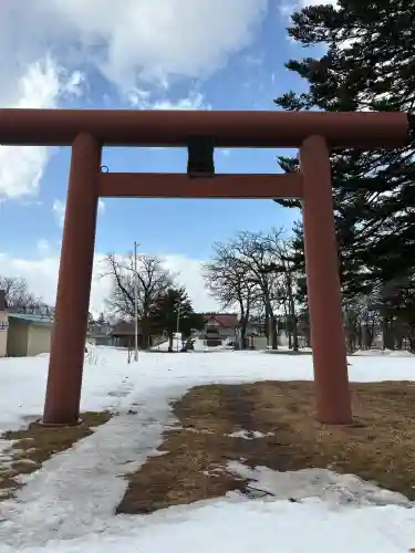 屈足神社の{uncategorized: "未分類", other: "その他", undefined: "問題あり", building: "その他建物", grave: "お墓", sacred_gate: "鳥居", guardian: "狛犬", statue: "像", buddha: "仏像", history: "歴史", nature: "自然", garden: "庭園", animal: "動物", pagoda: "塔", temizu: "手水舎", mountain_gate: "山門・神門", sanctuary: "本殿・本堂", subordinate: "末社・摂社", art: "芸術", scenery: "景色", jizo: "地蔵", ema: "絵馬", goshuin: "御朱印", omikuji: "おみくじ", items: "授与品その他", amulet: "お守り", goshuincho: "御朱印帳", eats: "食事", festival: "お祭り", votive_dance: "神楽", shichigosan: "七五三参", wedding: "結婚式", experience: "体験その他", initially: "初詣", around: "周辺", anti_infection: "感染症対策"}