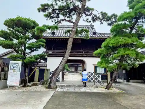 弥勒寺の山門