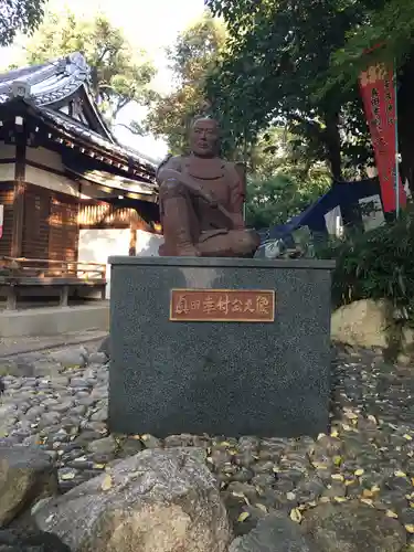 安居神社の像