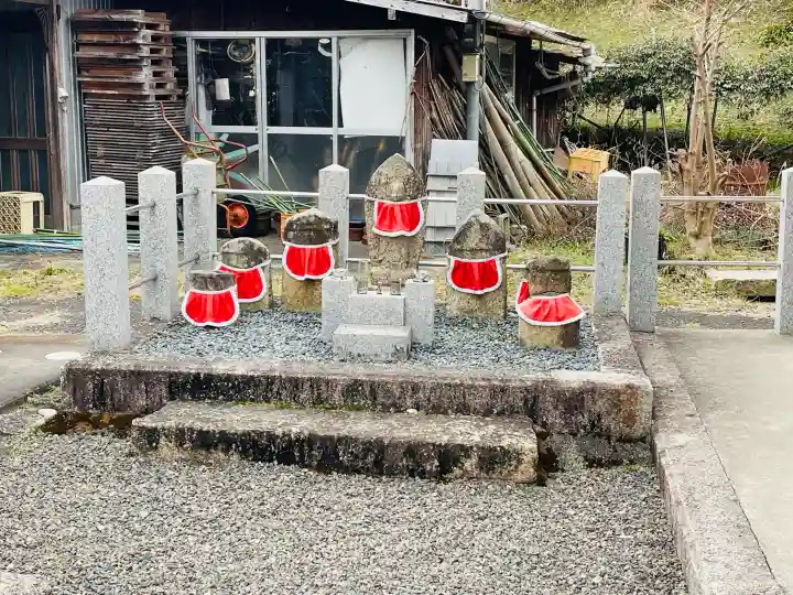 牛飼地蔵堂(元福泉寺)の{uncategorized: "未分類", other: "その他", undefined: "問題あり", building: "その他建物", grave: "お墓", sacred_gate: "鳥居", guardian: "狛犬", statue: "像", buddha: "仏像", history: "歴史", nature: "自然", garden: "庭園", animal: "動物", pagoda: "塔", temizu: "手水舎", mountain_gate: "山門・神門", sanctuary: "本殿・本堂", subordinate: "末社・摂社", art: "芸術", scenery: "景色", jizo: "地蔵", ema: "絵馬", goshuin: "御朱印", omikuji: "おみくじ", items: "授与品その他", amulet: "お守り", goshuincho: "御朱印帳", eats: "食事", festival: "お祭り", votive_dance: "神楽", shichigosan: "七五三参", wedding: "結婚式", experience: "体験その他", initially: "初詣", around: "周辺", anti_infection: "感染症対策"}