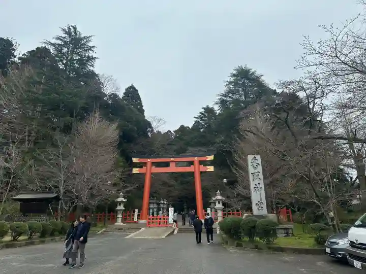 香取神宮の{uncategorized: "未分類", other: "その他", undefined: "問題あり", building: "その他建物", grave: "お墓", sacred_gate: "鳥居", guardian: "狛犬", statue: "像", buddha: "仏像", history: "歴史", nature: "自然", garden: "庭園", animal: "動物", pagoda: "塔", temizu: "手水舎", mountain_gate: "山門・神門", sanctuary: "本殿・本堂", subordinate: "末社・摂社", art: "芸術", scenery: "景色", jizo: "地蔵", ema: "絵馬", goshuin: "御朱印", omikuji: "おみくじ", items: "授与品その他", amulet: "お守り", goshuincho: "御朱印帳", eats: "食事", festival: "お祭り", votive_dance: "神楽", shichigosan: "七五三参", wedding: "結婚式", experience: "体験その他", initially: "初詣", around: "周辺", anti_infection: "感染症対策"}