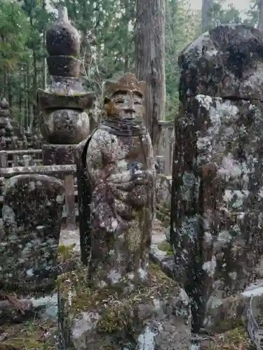 高野山金剛峯寺奥の院の{uncategorized: "未分類", other: "その他", undefined: "問題あり", building: "その他建物", grave: "お墓", sacred_gate: "鳥居", guardian: "狛犬", statue: "像", buddha: "仏像", history: "歴史", nature: "自然", garden: "庭園", animal: "動物", pagoda: "塔", temizu: "手水舎", mountain_gate: "山門・神門", sanctuary: "本殿・本堂", subordinate: "末社・摂社", art: "芸術", scenery: "景色", jizo: "地蔵", ema: "絵馬", goshuin: "御朱印", omikuji: "おみくじ", items: "授与品その他", amulet: "お守り", goshuincho: "御朱印帳", eats: "食事", festival: "お祭り", votive_dance: "神楽", shichigosan: "七五三参", wedding: "結婚式", experience: "体験その他", initially: "初詣", around: "周辺", anti_infection: "感染症対策"}