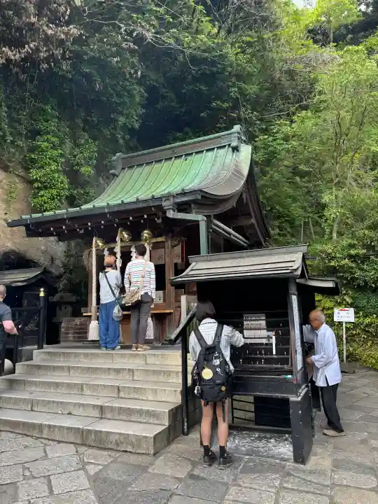 銭洗弁財天宇賀福神社の{uncategorized: "未分類", other: "その他", undefined: "問題あり", building: "その他建物", grave: "お墓", sacred_gate: "鳥居", guardian: "狛犬", statue: "像", buddha: "仏像", history: "歴史", nature: "自然", garden: "庭園", animal: "動物", pagoda: "塔", temizu: "手水舎", mountain_gate: "山門・神門", sanctuary: "本殿・本堂", subordinate: "末社・摂社", art: "芸術", scenery: "景色", jizo: "地蔵", ema: "絵馬", goshuin: "御朱印", omikuji: "おみくじ", items: "授与品その他", amulet: "お守り", goshuincho: "御朱印帳", eats: "食事", festival: "お祭り", votive_dance: "神楽", shichigosan: "七五三参", wedding: "結婚式", experience: "体験その他", initially: "初詣", around: "周辺", anti_infection: "感染症対策"}