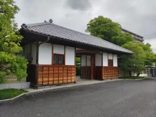 観音寺の山門