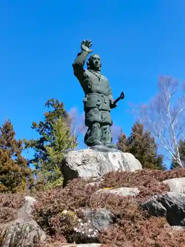 三峯神社の{uncategorized: "未分類", other: "その他", undefined: "問題あり", building: "その他建物", grave: "お墓", sacred_gate: "鳥居", guardian: "狛犬", statue: "像", buddha: "仏像", history: "歴史", nature: "自然", garden: "庭園", animal: "動物", pagoda: "塔", temizu: "手水舎", mountain_gate: "山門・神門", sanctuary: "本殿・本堂", subordinate: "末社・摂社", art: "芸術", scenery: "景色", jizo: "地蔵", ema: "絵馬", goshuin: "御朱印", omikuji: "おみくじ", items: "授与品その他", amulet: "お守り", goshuincho: "御朱印帳", eats: "食事", festival: "お祭り", votive_dance: "神楽", shichigosan: "七五三参", wedding: "結婚式", experience: "体験その他", initially: "初詣", around: "周辺", anti_infection: "感染症対策"}