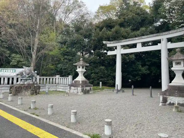 栃木縣護國神社の{uncategorized: "未分類", other: "その他", undefined: "問題あり", building: "その他建物", grave: "お墓", sacred_gate: "鳥居", guardian: "狛犬", statue: "像", buddha: "仏像", history: "歴史", nature: "自然", garden: "庭園", animal: "動物", pagoda: "塔", temizu: "手水舎", mountain_gate: "山門・神門", sanctuary: "本殿・本堂", subordinate: "末社・摂社", art: "芸術", scenery: "景色", jizo: "地蔵", ema: "絵馬", goshuin: "御朱印", omikuji: "おみくじ", items: "授与品その他", amulet: "お守り", goshuincho: "御朱印帳", eats: "食事", festival: "お祭り", votive_dance: "神楽", shichigosan: "七五三参", wedding: "結婚式", experience: "体験その他", initially: "初詣", around: "周辺", anti_infection: "感染症対策"}