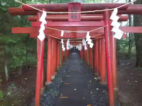 新屋山神社の鳥居