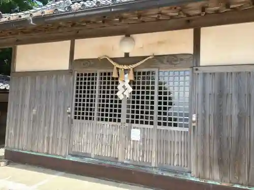 日間賀神社の{uncategorized: "未分類", other: "その他", undefined: "問題あり", building: "その他建物", grave: "お墓", sacred_gate: "鳥居", guardian: "狛犬", statue: "像", buddha: "仏像", history: "歴史", nature: "自然", garden: "庭園", animal: "動物", pagoda: "塔", temizu: "手水舎", mountain_gate: "山門・神門", sanctuary: "本殿・本堂", subordinate: "末社・摂社", art: "芸術", scenery: "景色", jizo: "地蔵", ema: "絵馬", goshuin: "御朱印", omikuji: "おみくじ", items: "授与品その他", amulet: "お守り", goshuincho: "御朱印帳", eats: "食事", festival: "お祭り", votive_dance: "神楽", shichigosan: "七五三参", wedding: "結婚式", experience: "体験その他", initially: "初詣", around: "周辺", anti_infection: "感染症対策"}