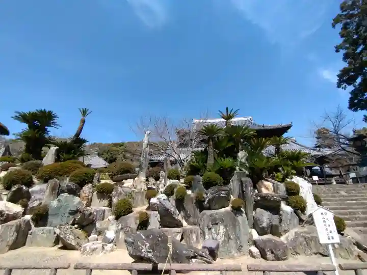 粉河寺の{uncategorized: "未分類", other: "その他", undefined: "問題あり", building: "その他建物", grave: "お墓", sacred_gate: "鳥居", guardian: "狛犬", statue: "像", buddha: "仏像", history: "歴史", nature: "自然", garden: "庭園", animal: "動物", pagoda: "塔", temizu: "手水舎", mountain_gate: "山門・神門", sanctuary: "本殿・本堂", subordinate: "末社・摂社", art: "芸術", scenery: "景色", jizo: "地蔵", ema: "絵馬", goshuin: "御朱印", omikuji: "おみくじ", items: "授与品その他", amulet: "お守り", goshuincho: "御朱印帳", eats: "食事", festival: "お祭り", votive_dance: "神楽", shichigosan: "七五三参", wedding: "結婚式", experience: "体験その他", initially: "初詣", around: "周辺", anti_infection: "感染症対策"}