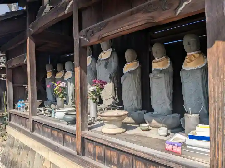 本覚寺の{uncategorized: "未分類", other: "その他", undefined: "問題あり", building: "その他建物", grave: "お墓", sacred_gate: "鳥居", guardian: "狛犬", statue: "像", buddha: "仏像", history: "歴史", nature: "自然", garden: "庭園", animal: "動物", pagoda: "塔", temizu: "手水舎", mountain_gate: "山門・神門", sanctuary: "本殿・本堂", subordinate: "末社・摂社", art: "芸術", scenery: "景色", jizo: "地蔵", ema: "絵馬", goshuin: "御朱印", omikuji: "おみくじ", items: "授与品その他", amulet: "お守り", goshuincho: "御朱印帳", eats: "食事", festival: "お祭り", votive_dance: "神楽", shichigosan: "七五三参", wedding: "結婚式", experience: "体験その他", initially: "初詣", around: "周辺", anti_infection: "感染症対策"}