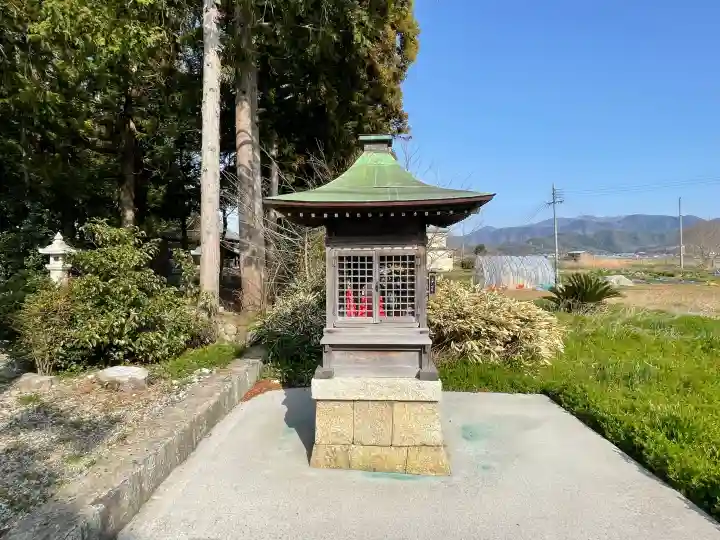 中嶋神社の{uncategorized: "未分類", other: "その他", undefined: "問題あり", building: "その他建物", grave: "お墓", sacred_gate: "鳥居", guardian: "狛犬", statue: "像", buddha: "仏像", history: "歴史", nature: "自然", garden: "庭園", animal: "動物", pagoda: "塔", temizu: "手水舎", mountain_gate: "山門・神門", sanctuary: "本殿・本堂", subordinate: "末社・摂社", art: "芸術", scenery: "景色", jizo: "地蔵", ema: "絵馬", goshuin: "御朱印", omikuji: "おみくじ", items: "授与品その他", amulet: "お守り", goshuincho: "御朱印帳", eats: "食事", festival: "お祭り", votive_dance: "神楽", shichigosan: "七五三参", wedding: "結婚式", experience: "体験その他", initially: "初詣", around: "周辺", anti_infection: "感染症対策"}