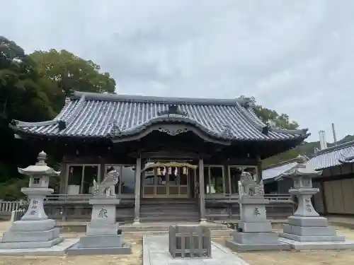 上田八幡神社の{uncategorized: "未分類", other: "その他", undefined: "問題あり", building: "その他建物", grave: "お墓", sacred_gate: "鳥居", guardian: "狛犬", statue: "像", buddha: "仏像", history: "歴史", nature: "自然", garden: "庭園", animal: "動物", pagoda: "塔", temizu: "手水舎", mountain_gate: "山門・神門", sanctuary: "本殿・本堂", subordinate: "末社・摂社", art: "芸術", scenery: "景色", jizo: "地蔵", ema: "絵馬", goshuin: "御朱印", omikuji: "おみくじ", items: "授与品その他", amulet: "お守り", goshuincho: "御朱印帳", eats: "食事", festival: "お祭り", votive_dance: "神楽", shichigosan: "七五三参", wedding: "結婚式", experience: "体験その他", initially: "初詣", around: "周辺", anti_infection: "感染症対策"}