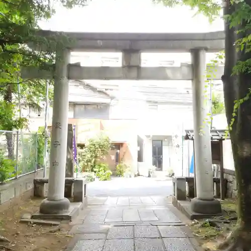 桐ヶ谷氷川神社の鳥居