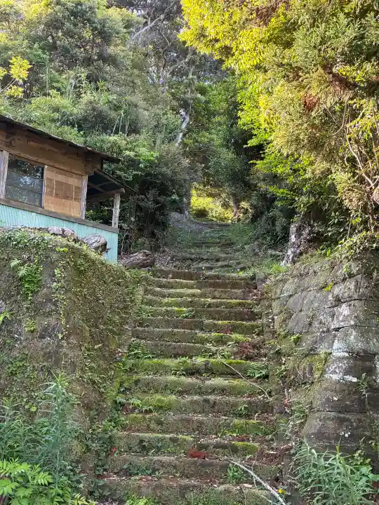 熊野神社の{uncategorized: "未分類", other: "その他", undefined: "問題あり", building: "その他建物", grave: "お墓", sacred_gate: "鳥居", guardian: "狛犬", statue: "像", buddha: "仏像", history: "歴史", nature: "自然", garden: "庭園", animal: "動物", pagoda: "塔", temizu: "手水舎", mountain_gate: "山門・神門", sanctuary: "本殿・本堂", subordinate: "末社・摂社", art: "芸術", scenery: "景色", jizo: "地蔵", ema: "絵馬", goshuin: "御朱印", omikuji: "おみくじ", items: "授与品その他", amulet: "お守り", goshuincho: "御朱印帳", eats: "食事", festival: "お祭り", votive_dance: "神楽", shichigosan: "七五三参", wedding: "結婚式", experience: "体験その他", initially: "初詣", around: "周辺", anti_infection: "感染症対策"}