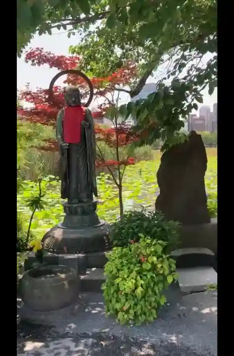 寛永寺不忍池弁天堂の{uncategorized: "未分類", other: "その他", undefined: "問題あり", building: "その他建物", grave: "お墓", sacred_gate: "鳥居", guardian: "狛犬", statue: "像", buddha: "仏像", history: "歴史", nature: "自然", garden: "庭園", animal: "動物", pagoda: "塔", temizu: "手水舎", mountain_gate: "山門・神門", sanctuary: "本殿・本堂", subordinate: "末社・摂社", art: "芸術", scenery: "景色", jizo: "地蔵", ema: "絵馬", goshuin: "御朱印", omikuji: "おみくじ", items: "授与品その他", amulet: "お守り", goshuincho: "御朱印帳", eats: "食事", festival: "お祭り", votive_dance: "神楽", shichigosan: "七五三参", wedding: "結婚式", experience: "体験その他", initially: "初詣", around: "周辺", anti_infection: "感染症対策"}