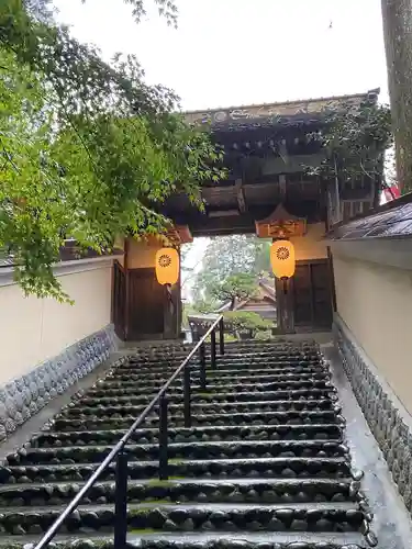 目の霊山　油山寺の山門・神門