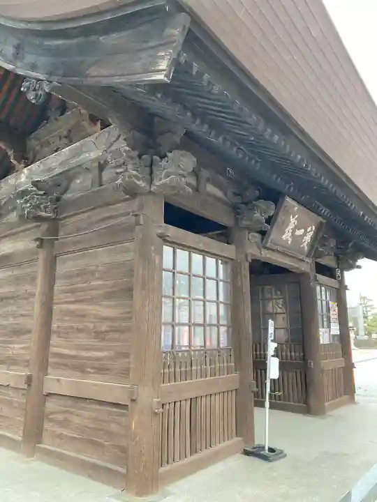 埼玉厄除け開運大師・龍泉寺(切り絵御朱印発祥の寺)の山門・神門