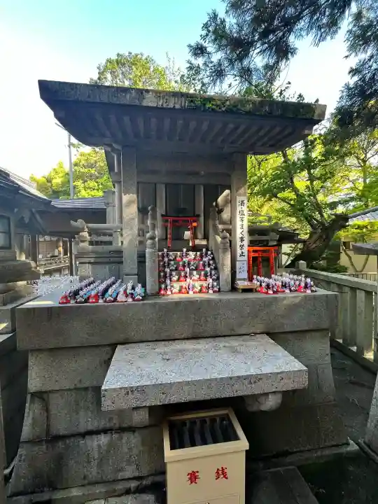 荒木神社の{uncategorized: "未分類", other: "その他", undefined: "問題あり", building: "その他建物", grave: "お墓", sacred_gate: "鳥居", guardian: "狛犬", statue: "像", buddha: "仏像", history: "歴史", nature: "自然", garden: "庭園", animal: "動物", pagoda: "塔", temizu: "手水舎", mountain_gate: "山門・神門", sanctuary: "本殿・本堂", subordinate: "末社・摂社", art: "芸術", scenery: "景色", jizo: "地蔵", ema: "絵馬", goshuin: "御朱印", omikuji: "おみくじ", items: "授与品その他", amulet: "お守り", goshuincho: "御朱印帳", eats: "食事", festival: "お祭り", votive_dance: "神楽", shichigosan: "七五三参", wedding: "結婚式", experience: "体験その他", initially: "初詣", around: "周辺", anti_infection: "感染症対策"}