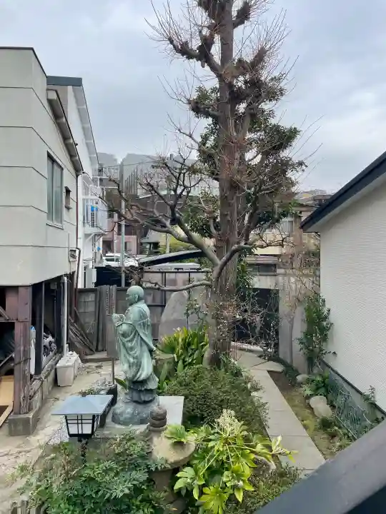 妙顕寺の{uncategorized: "未分類", other: "その他", undefined: "問題あり", building: "その他建物", grave: "お墓", sacred_gate: "鳥居", guardian: "狛犬", statue: "像", buddha: "仏像", history: "歴史", nature: "自然", garden: "庭園", animal: "動物", pagoda: "塔", temizu: "手水舎", mountain_gate: "山門・神門", sanctuary: "本殿・本堂", subordinate: "末社・摂社", art: "芸術", scenery: "景色", jizo: "地蔵", ema: "絵馬", goshuin: "御朱印", omikuji: "おみくじ", items: "授与品その他", amulet: "お守り", goshuincho: "御朱印帳", eats: "食事", festival: "お祭り", votive_dance: "神楽", shichigosan: "七五三参", wedding: "結婚式", experience: "体験その他", initially: "初詣", around: "周辺", anti_infection: "感染症対策"}