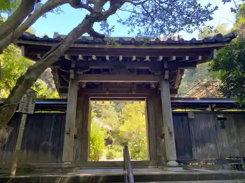 黄梅院の山門