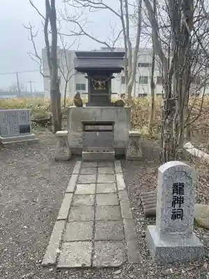 龍神社（釧路厳島神社）の{uncategorized: "未分類", other: "その他", undefined: "問題あり", building: "その他建物", grave: "お墓", sacred_gate: "鳥居", guardian: "狛犬", statue: "像", buddha: "仏像", history: "歴史", nature: "自然", garden: "庭園", animal: "動物", pagoda: "塔", temizu: "手水舎", mountain_gate: "山門・神門", sanctuary: "本殿・本堂", subordinate: "末社・摂社", art: "芸術", scenery: "景色", jizo: "地蔵", ema: "絵馬", goshuin: "御朱印", omikuji: "おみくじ", items: "授与品その他", amulet: "お守り", goshuincho: "御朱印帳", eats: "食事", festival: "お祭り", votive_dance: "神楽", shichigosan: "七五三参", wedding: "結婚式", experience: "体験その他", initially: "初詣", around: "周辺", anti_infection: "感染症対策"}
