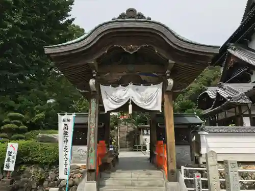 八坂寺の山門