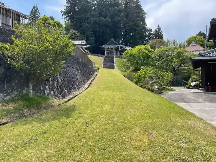 日枝神社 (甲南町稗谷)の{uncategorized: "未分類", other: "その他", undefined: "問題あり", building: "その他建物", grave: "お墓", sacred_gate: "鳥居", guardian: "狛犬", statue: "像", buddha: "仏像", history: "歴史", nature: "自然", garden: "庭園", animal: "動物", pagoda: "塔", temizu: "手水舎", mountain_gate: "山門・神門", sanctuary: "本殿・本堂", subordinate: "末社・摂社", art: "芸術", scenery: "景色", jizo: "地蔵", ema: "絵馬", goshuin: "御朱印", omikuji: "おみくじ", items: "授与品その他", amulet: "お守り", goshuincho: "御朱印帳", eats: "食事", festival: "お祭り", votive_dance: "神楽", shichigosan: "七五三参", wedding: "結婚式", experience: "体験その他", initially: "初詣", around: "周辺", anti_infection: "感染症対策"}