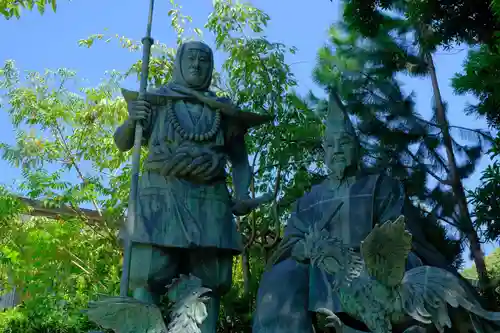 闘鶏神社の像