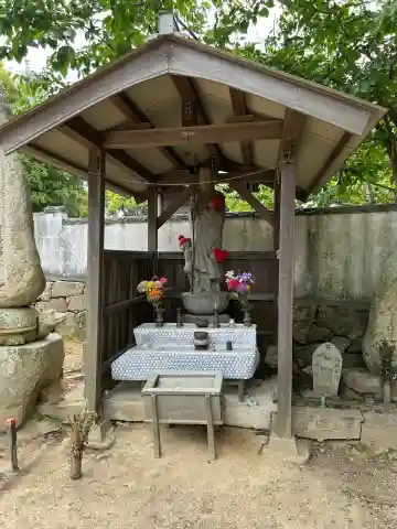 観音院の{uncategorized: "未分類", other: "その他", undefined: "問題あり", building: "その他建物", grave: "お墓", sacred_gate: "鳥居", guardian: "狛犬", statue: "像", buddha: "仏像", history: "歴史", nature: "自然", garden: "庭園", animal: "動物", pagoda: "塔", temizu: "手水舎", mountain_gate: "山門・神門", sanctuary: "本殿・本堂", subordinate: "末社・摂社", art: "芸術", scenery: "景色", jizo: "地蔵", ema: "絵馬", goshuin: "御朱印", omikuji: "おみくじ", items: "授与品その他", amulet: "お守り", goshuincho: "御朱印帳", eats: "食事", festival: "お祭り", votive_dance: "神楽", shichigosan: "七五三参", wedding: "結婚式", experience: "体験その他", initially: "初詣", around: "周辺", anti_infection: "感染症対策"}