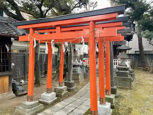 靍護稲荷神社の{uncategorized: "未分類", other: "その他", undefined: "問題あり", building: "その他建物", grave: "お墓", sacred_gate: "鳥居", guardian: "狛犬", statue: "像", buddha: "仏像", history: "歴史", nature: "自然", garden: "庭園", animal: "動物", pagoda: "塔", temizu: "手水舎", mountain_gate: "山門・神門", sanctuary: "本殿・本堂", subordinate: "末社・摂社", art: "芸術", scenery: "景色", jizo: "地蔵", ema: "絵馬", goshuin: "御朱印", omikuji: "おみくじ", items: "授与品その他", amulet: "お守り", goshuincho: "御朱印帳", eats: "食事", festival: "お祭り", votive_dance: "神楽", shichigosan: "七五三参", wedding: "結婚式", experience: "体験その他", initially: "初詣", around: "周辺", anti_infection: "感染症対策"}