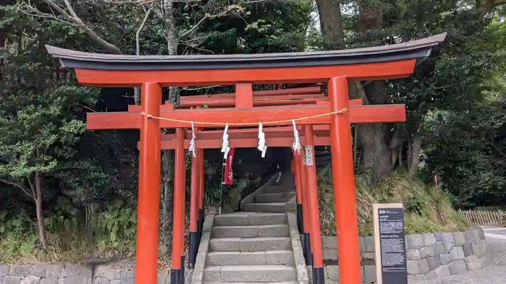 丸山稲荷社(鶴岡八幡宮)の鳥居