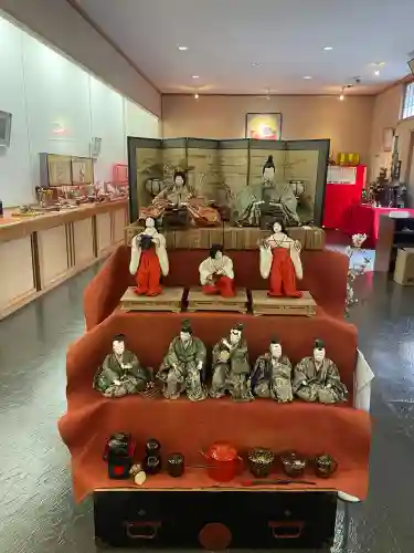 荘内神社の{uncategorized: "未分類", other: "その他", undefined: "問題あり", building: "その他建物", grave: "お墓", sacred_gate: "鳥居", guardian: "狛犬", statue: "像", buddha: "仏像", history: "歴史", nature: "自然", garden: "庭園", animal: "動物", pagoda: "塔", temizu: "手水舎", mountain_gate: "山門・神門", sanctuary: "本殿・本堂", subordinate: "末社・摂社", art: "芸術", scenery: "景色", jizo: "地蔵", ema: "絵馬", goshuin: "御朱印", omikuji: "おみくじ", items: "授与品その他", amulet: "お守り", goshuincho: "御朱印帳", eats: "食事", festival: "お祭り", votive_dance: "神楽", shichigosan: "七五三参", wedding: "結婚式", experience: "体験その他", initially: "初詣", around: "周辺", anti_infection: "感染症対策"}