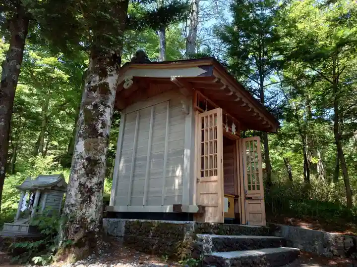 新屋山神社奥宮(山梨県)