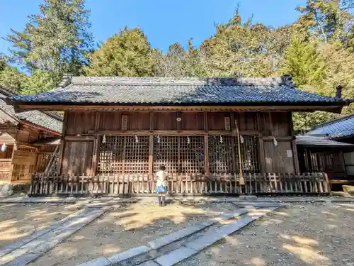 麻績神社の本殿