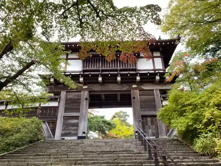 八幡秋田神社の山門・神門