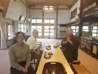 【素敵なご縁に感謝】
本日は、早稲田大学の講師(ドイツ出身)がご来訪くださいました。
日本に残る「算額」の研究に取り組まれており、現在はデジタルアーカイブの作成にも力を注がれているとのこと。
まずは藤勢寺薬師堂に奉納されている算額をご覧いただき、その後、長徳寺をご案内いたしました。
文化を越えて出会えたこのご縁に、心より感謝申し上げます。